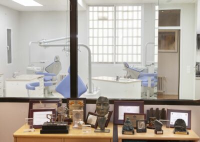 sala con iluminacion calmada en clinica dental chamberi