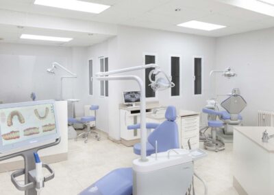 sala equipada para tratamientos dentales en clinica dental modesto lafuente