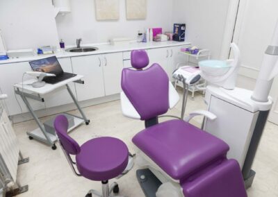 silla rosa consultorio con herramientas tratamiento dental