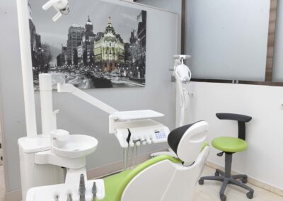 silla verde consultorio con herramientas tratamiento dental